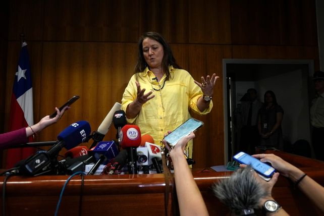La jueza Paola Plaza habla a los periodistas luego de recibir el estudio sobre el que dispuso reserva y silencio.