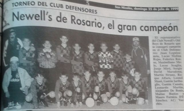 Gastón Canuto (el segundo desde la izquierda a derecha) junto a Messi y el resto del equipo que se consagró en Villa Ramallo.&nbsp;