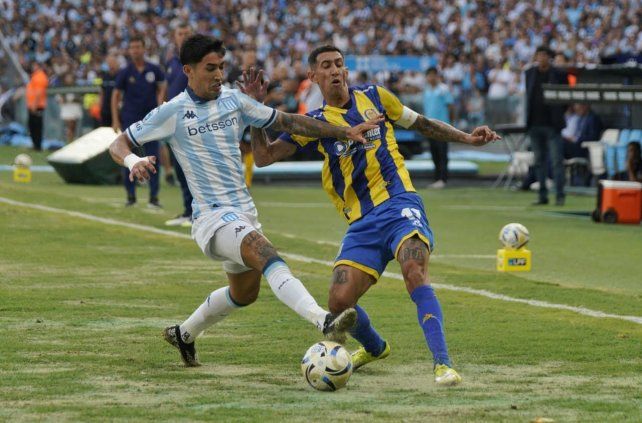 Central y Racing se enfrentan en un Cilindro que parece un arenero en el campo de juego.