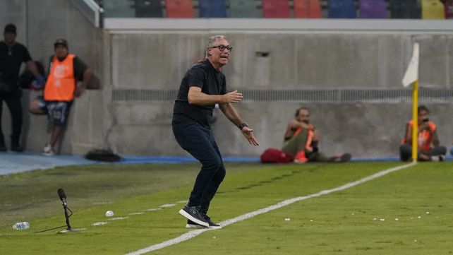 Ariel Holan se desespera dando indicaciones en el partido ante Central Córdoba (SE).