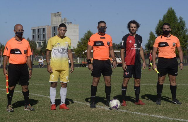 La foto de la previa: Los capitanes Darío Ramírez (Pablo V) y Franco Capitani (Newell