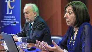 Santiago Muñoz Machado, director de la Real Academia Española y presidente de la Asociación de Academias de la Lengua Española, junto a la responsable del Instituto de Lexicografía de la Docta Casa, Elena Zamora