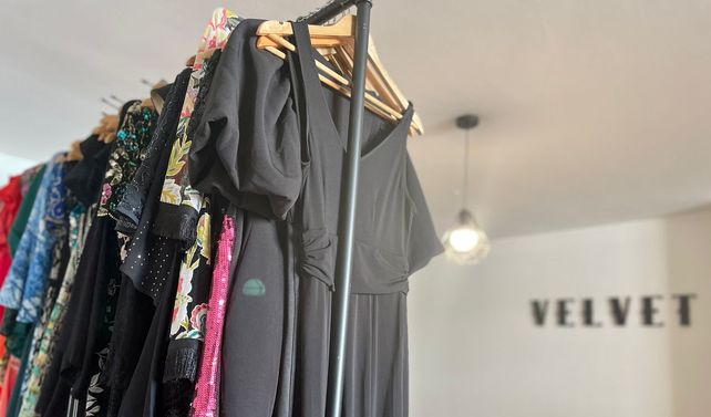Velvet cuenta que en sus percheros con unos 700 y 800 vestidos de talles que van de XS a XL y XXL y de distintos estilos.