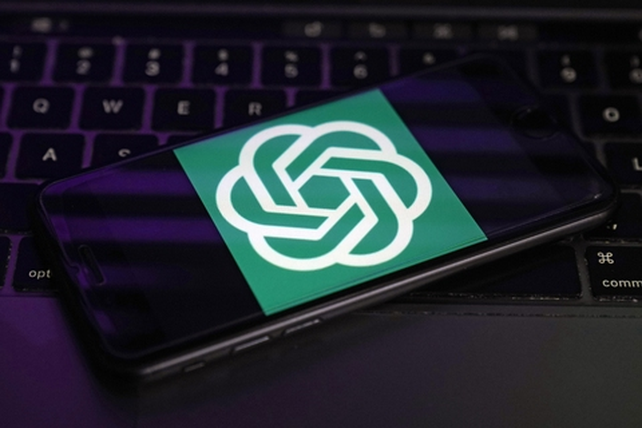 El logo de OpenAI en un celular. La expansión exponencial del chatbot desde que se lanzó en noviembre alarma a muchos