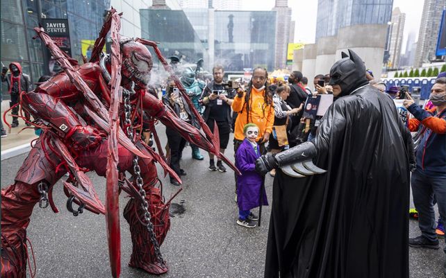 Asistentes al evento vestidos como Carnage y Batman posan durante la Comic Con en el Centro de Convenciones Jacob K.Javits