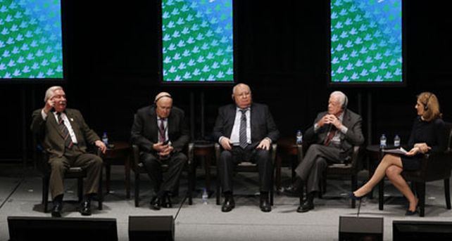Gran cumbre por la paz y el di&aacute;logo reuni&oacute; a Carter, Walesa y Gorbachov