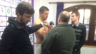El técnico de Villa Dálmine cumplió con su promesa y dio la conferencia sin ropa