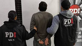 Lo buscaban por un crimen en zona sur, no lo encontraron y terminó entregándose en su casa