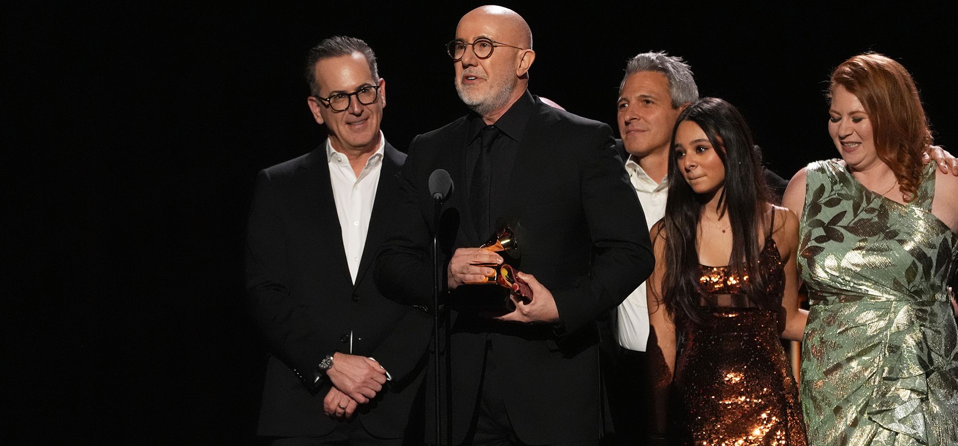 Laurent Bouzereau, segundo desde la izquierda, recibe el premio a la mejor película musical por 