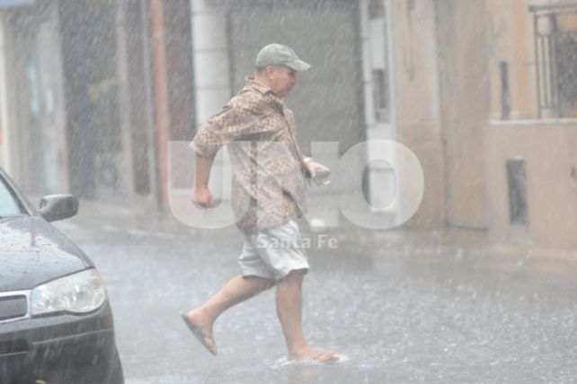 Llegó la primer lluvia primaveral. Foto: José Busiemi/Diario UNO.
