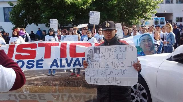 Familiares de un motociclista fallecido escracharon al oftalmólogo Lódolo