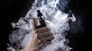 Los cigarrillos electrónicos calientan una solución líquida que en general contiene nicotina.