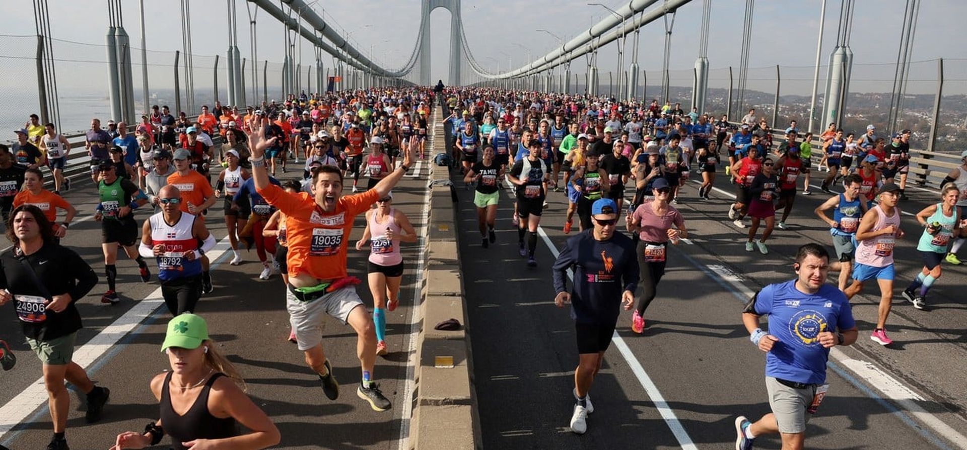 Corredores cruzan el puente Verrazzano-Narrows durante la Maratón de la Ciudad de Nueva York, Estados Unidos. Foto: REUTERS/Brendan Mcdermid Corredores cruzan el puente Verrazzano-Narrows durante la Maratón de la Ciudad de Nueva York, Estados Unidos. Foto: REUTERS/Brendan Mcdermid