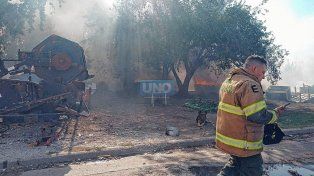 Un Incendio en terrenos puso en peligro varias viviendas
