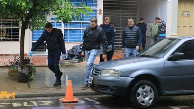 Paraná. Efectivos de la Policía Científica retiran el cadáver de Carrasco del domicilio de la calle Colón 448.&nbsp;