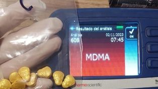 En un departamento de Zeballos al 2400 encontraron más de 1200 pastillas de éxtasis y casi 400 gramos de cristales.&nbsp;