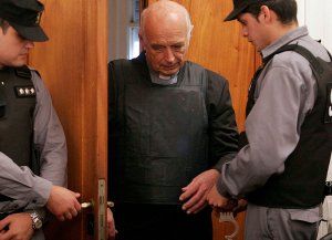 Podrían darle salidas transitorias al capellán de la dictadura Von Wernich