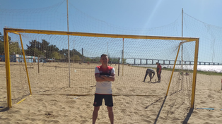Dellepiane posa en el arco que hizo el gol del triunfo en el clásico rosarino de fútbol playa.