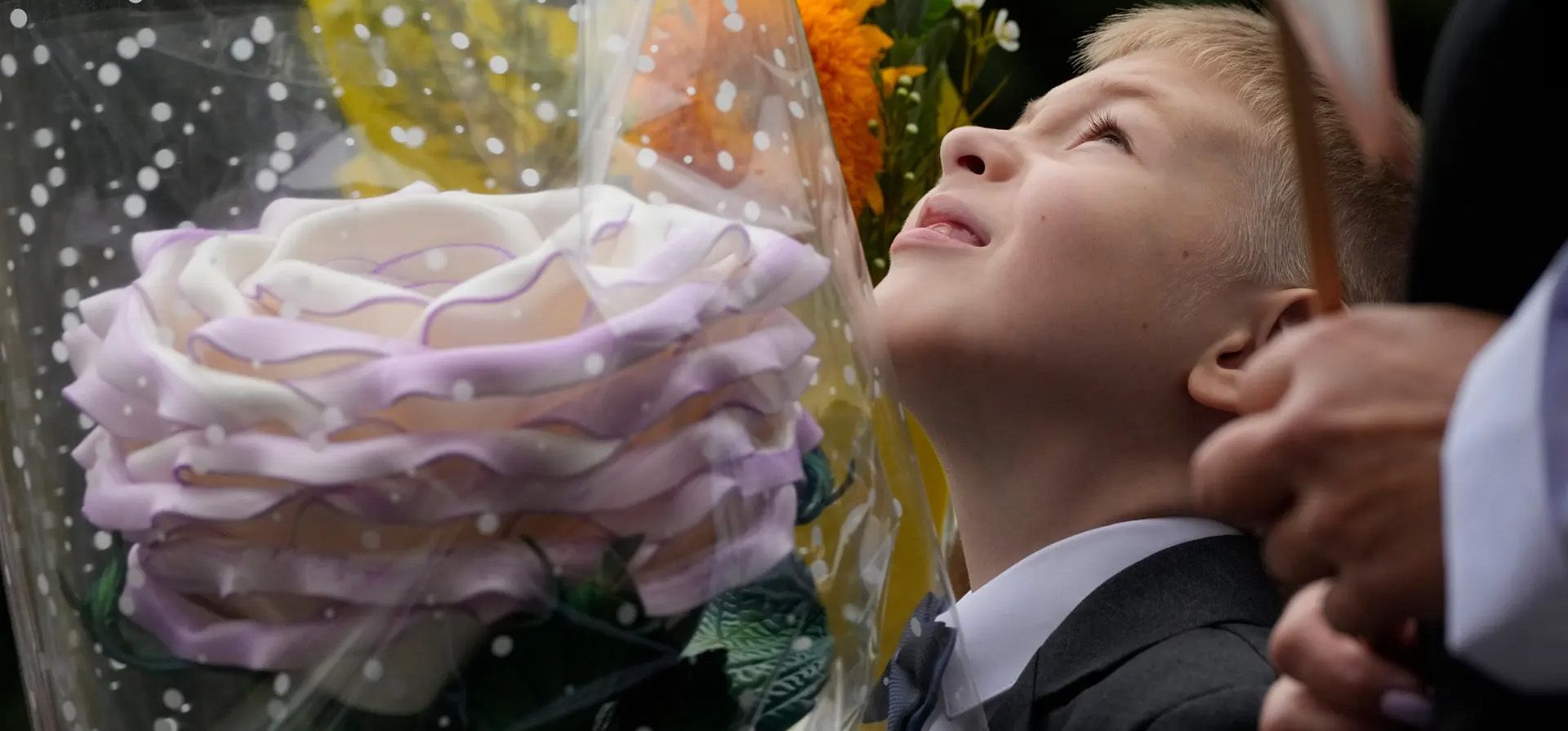 Un niño participa en una ceremonia que marca el inicio de las clases como parte de la apertura tradicional del año escolar, conocido como el Día del Conocimiento, San Petersburgo, Rusia. Fotografía: Dmitri Lovetsky/AP Un niño participa en una ceremonia que marca el inicio de las clases como parte de la apertura tradicional del año escolar, conocido como el Día del Conocimiento, San Petersburgo, Rusia. Fotografía: Dmitri Lovetsky/AP