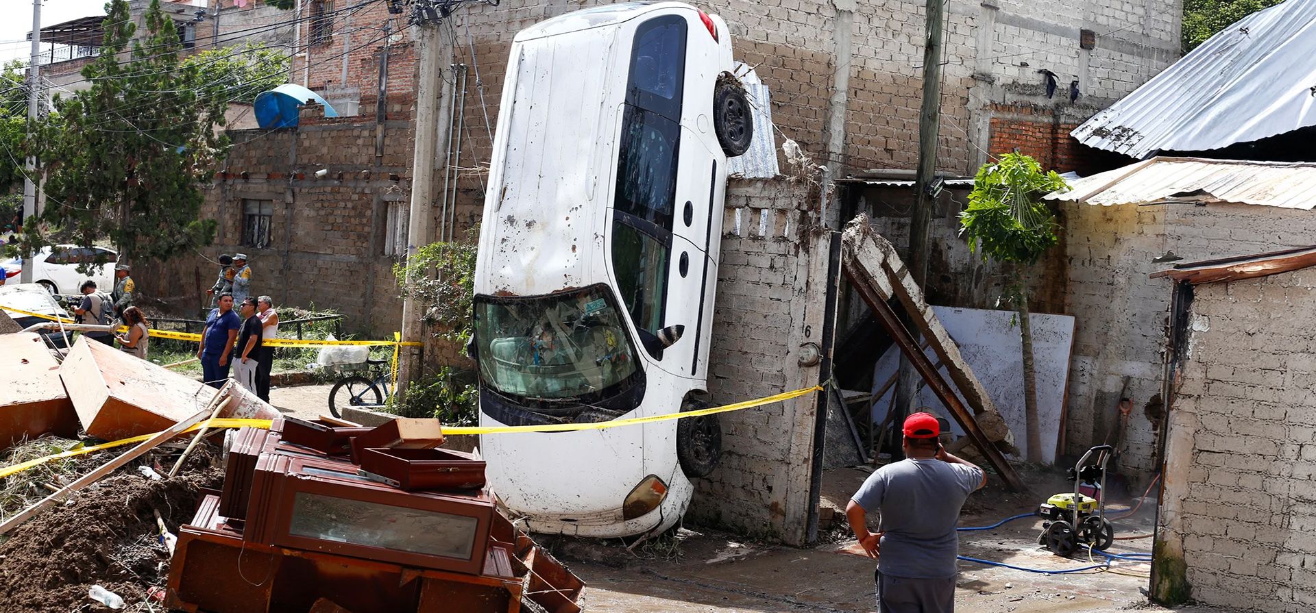 Personas inspeccionan los daños causados por las inundaciones tras lluvias torrenciales en el estado de Jalisco, Zapopan, México. Fotografía: Michelle Freyria/Reuters Personas inspeccionan los daños causados por las inundaciones tras lluvias torrenciales en el estado de Jalisco, Zapopan, México. Fotografía: Michelle Freyria/Reuters
