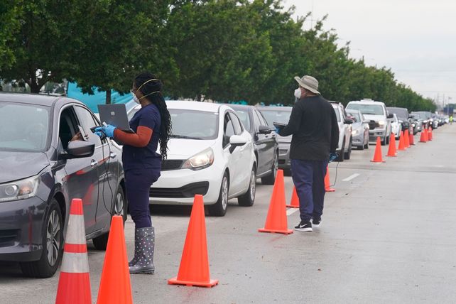 Agentes sanitarios de la compañía Nomi