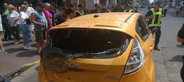 Numerosas abolladuras en el techo y luneta destrozada. Así quedó el auto una vez que fue alcanzado por los manifestantes. 