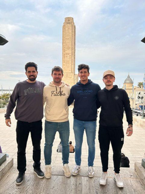 En el centro los dos socios que trajeron la marca a Rosario y Paraná