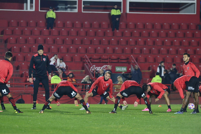 Newells hace los movimientos previos al partido con Huracán.