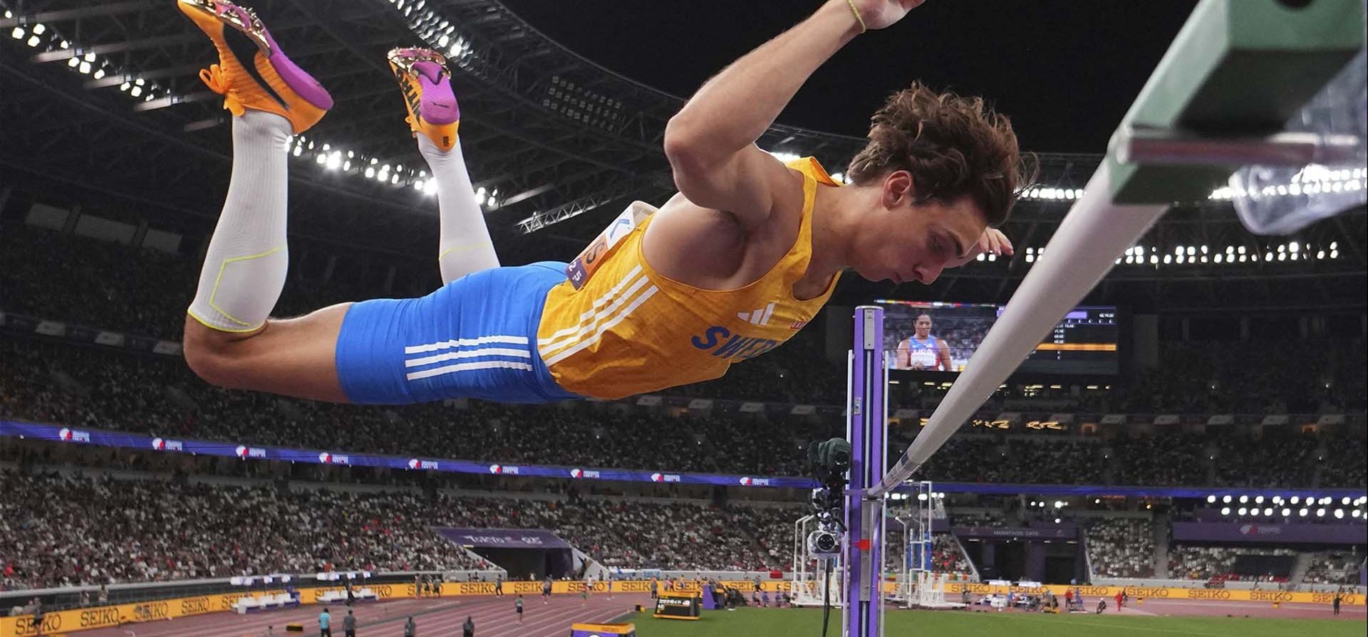 El sueco Armand Duplantis establece un nuevo récord mundial en la final masculina de salto con pértiga en el Campeonato Mundial de Atletismo de Tokio, el lunes 15 de septiembre de 2025. (Pawel Kopczynski/Pool Photo vía AP)