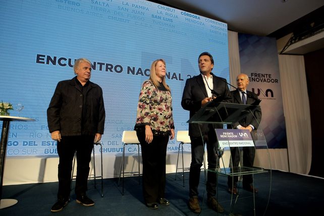 En escena. &nbsp;Massa estuvo acompañado por De la Sota
