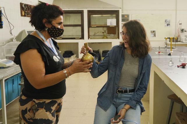 La docente Valeria Ristoff sorprende a su alumna con un balón de destilación dorado. “Como el de Messi”, bromea.