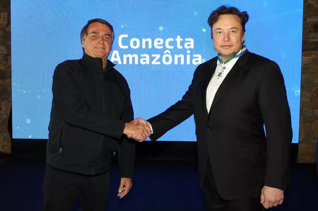 Conectados. Bolsonaro y Elon Musk se encontraron en una ciudad del estado de San Pablo para firmar el convenio.