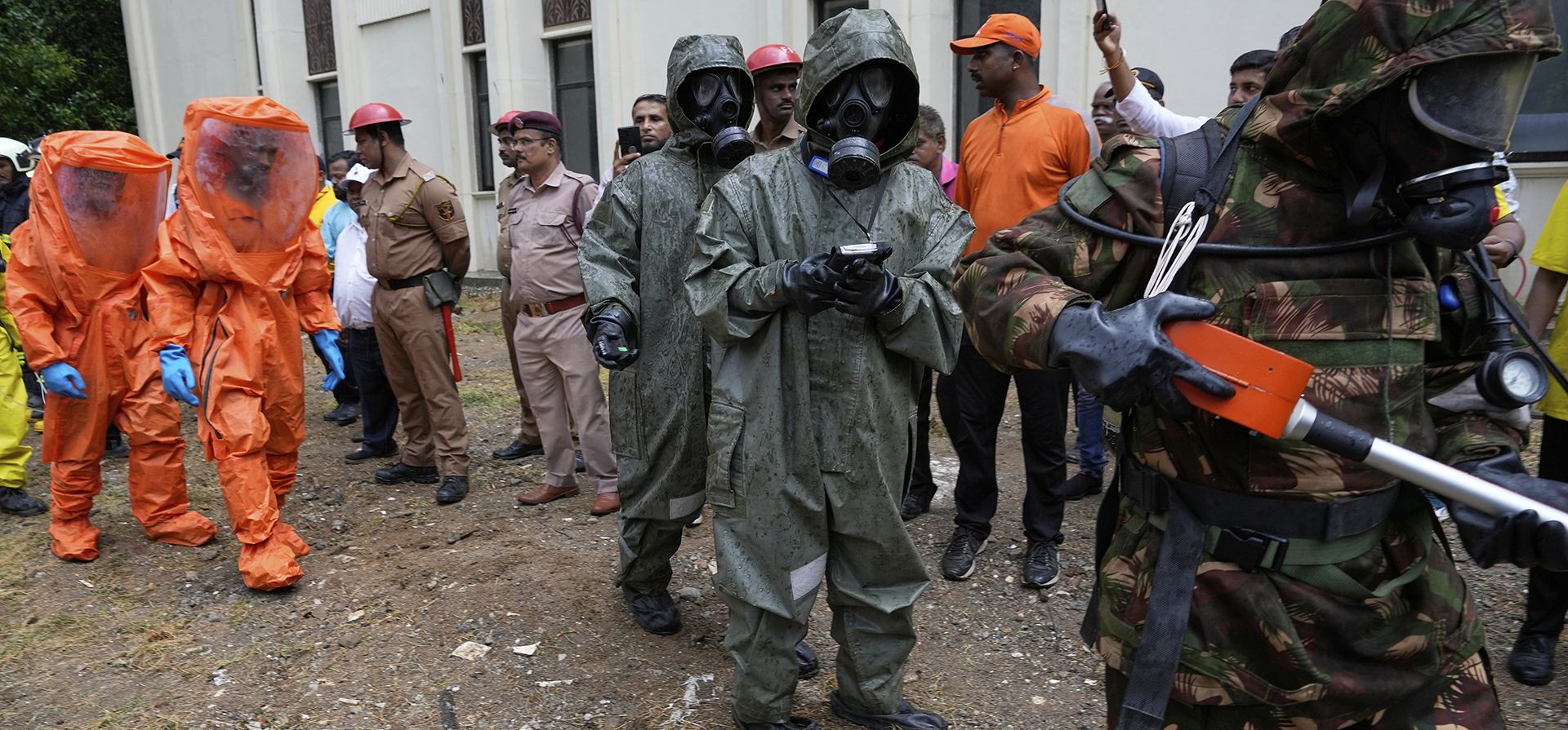 Trabajadores de los Servicios de Defensa Civil, la Fuerza Nacional de Respuesta a Desastres (NDRF) y el Cuerpo de Bomberos de Mumbai participan en un simulacro de combate en Mumbai, India, el miércoles 7 de mayo de 2025, ante el creciente temor de un conflicto más amplio tras los ataques de India en Pakistán. (Foto AP/Rajanish Kakade) Trabajadores de los Servicios de Defensa Civil, la Fuerza Nacional de Respuesta a Desastres (NDRF) y el Cuerpo de Bomberos de Mumbai participan en un simulacro de combate en Mumbai, India, el miércoles 7 de mayo de 2025, ante el creciente temor de un conflicto más amplio tras los ataques de India en Pakistán. (Foto AP/Rajanish Kakade)