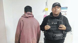Policías detuvieron a un pirómano de 23 años prendiendo fuego pastizales entre Alvear y Pueblo Esther