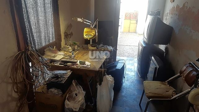 Le vaciaron el taller. Miguel muestra lo poco que le dejaron los delincuentes.&nbsp;