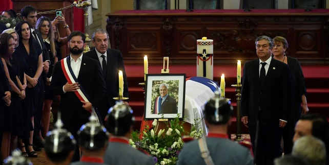Piñera recibe la custodia honoraria del presidente Boric y de los ex mandatarios Frei y Bachelet. Completa el titular del Senado.&nbsp;