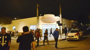 Se viraliza un video del momento en que sacan del recital al hombre que fue a ver a la Mona Jiménez y murió