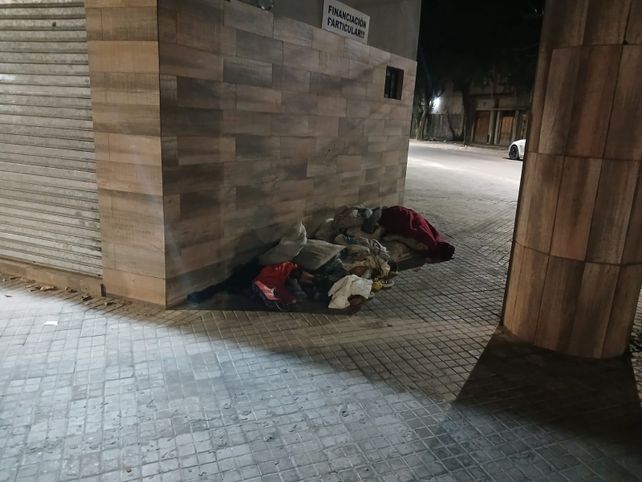 Hallan en la calle más ropa de Micaela Albornoz