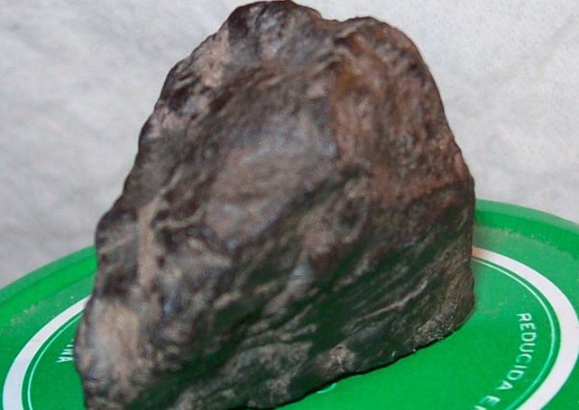 Encontraron una extraña roca que podría ser de un meteorito