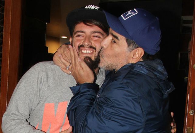 Se conocieron las fotos del primer encuentro de Maradona con su hijo Diego Jr.