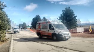 La ambulancia del Hospital Privado Regional que trasladó al estudiante al aeropuerto de Bariloche.&nbsp;