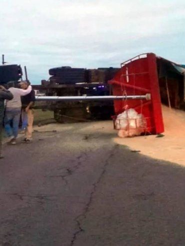 Un camionero sufrió lesiones leves tras despistar y volcar en la ruta 18