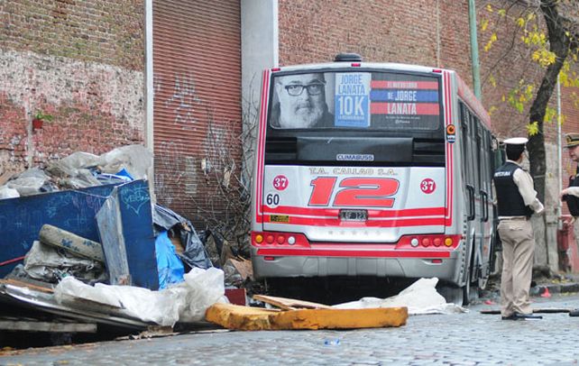 Atroz. El interno 37 de la línea 12 zigzagueó en la calle y arrasó la precaria vivienda en Azara y Quinquela Martín.