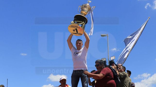 El piloto bicampeón del TC en San Juan fue bienvenido en su ciudad este lunes por decenas de fanáticos