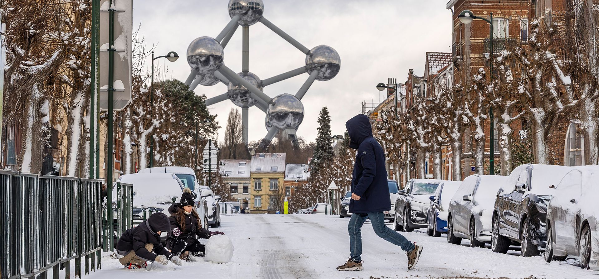 Un hombre cruza la calle mientras los niños construyen un muñeco de nieve tras una nevada reciente en Bruselas, el miércoles 7 de enero de 2026. (Foto AP/Geert Vanden Wijngaert) Un hombre cruza la calle mientras los niños construyen un muñeco de nieve tras una nevada reciente en Bruselas, el miércoles 7 de enero de 2026. (Foto AP/Geert Vanden Wijngaert)