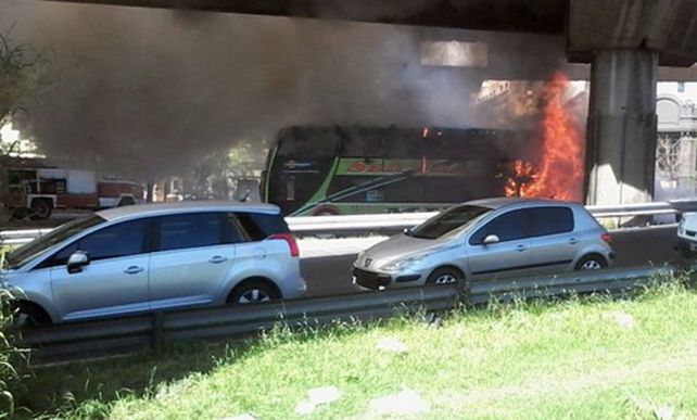 El fuego salía de la parte trasera del colectivo