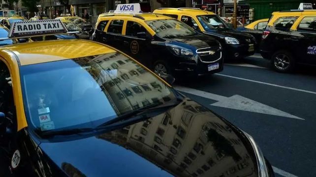 Los carteles en el techo de los taxis ya están permitidos en la ordenanza.