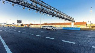 Las autopistas porteñas funcionan con peajes sin barreras y el TelePASE es obligatorio para circular