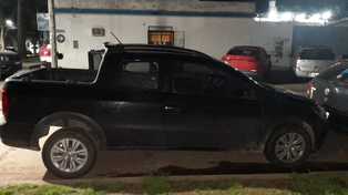 El Volkswagen Saveiro en el que se movían los supuestos ladrones con una nena de 6 años. El asalto en el que estarían implicados sucedió en barrio Tablada