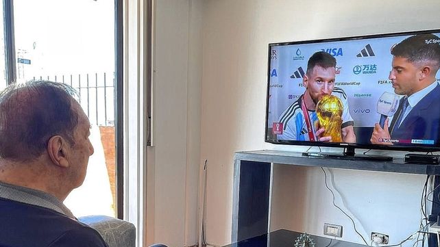 A Carlos Bilardo lo sentaron frente a un televisor para ver a Lionel Messi campeón del mundo. 